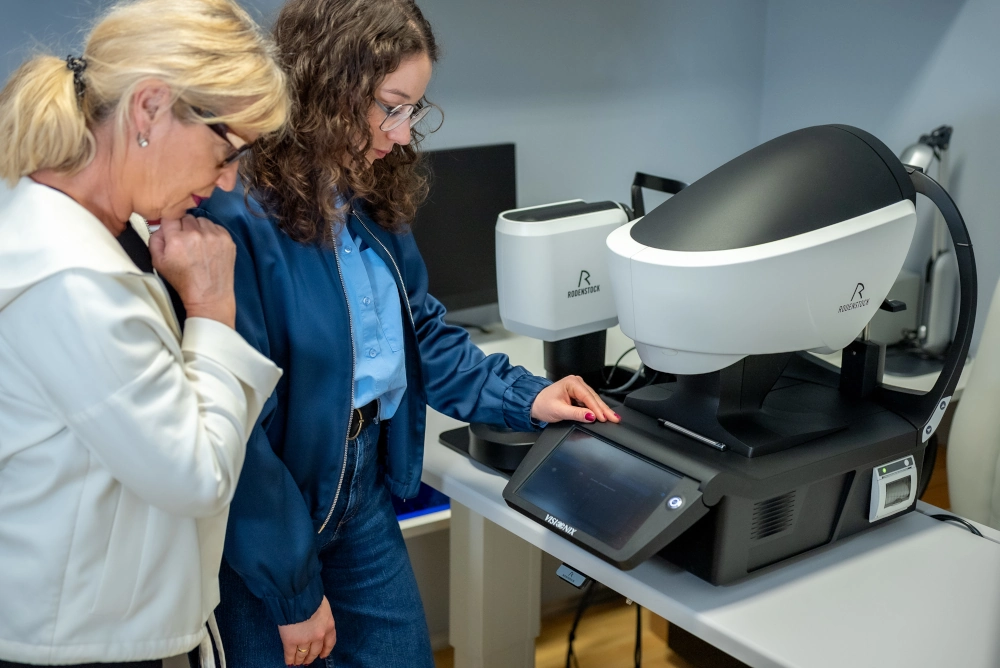 Augenoptikerin im Beratungsgespräch mit einem Kunden