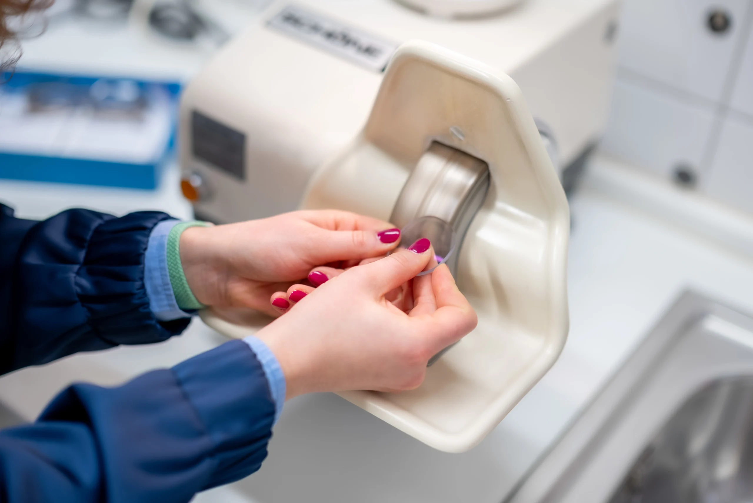 Optiker beim Handwerk